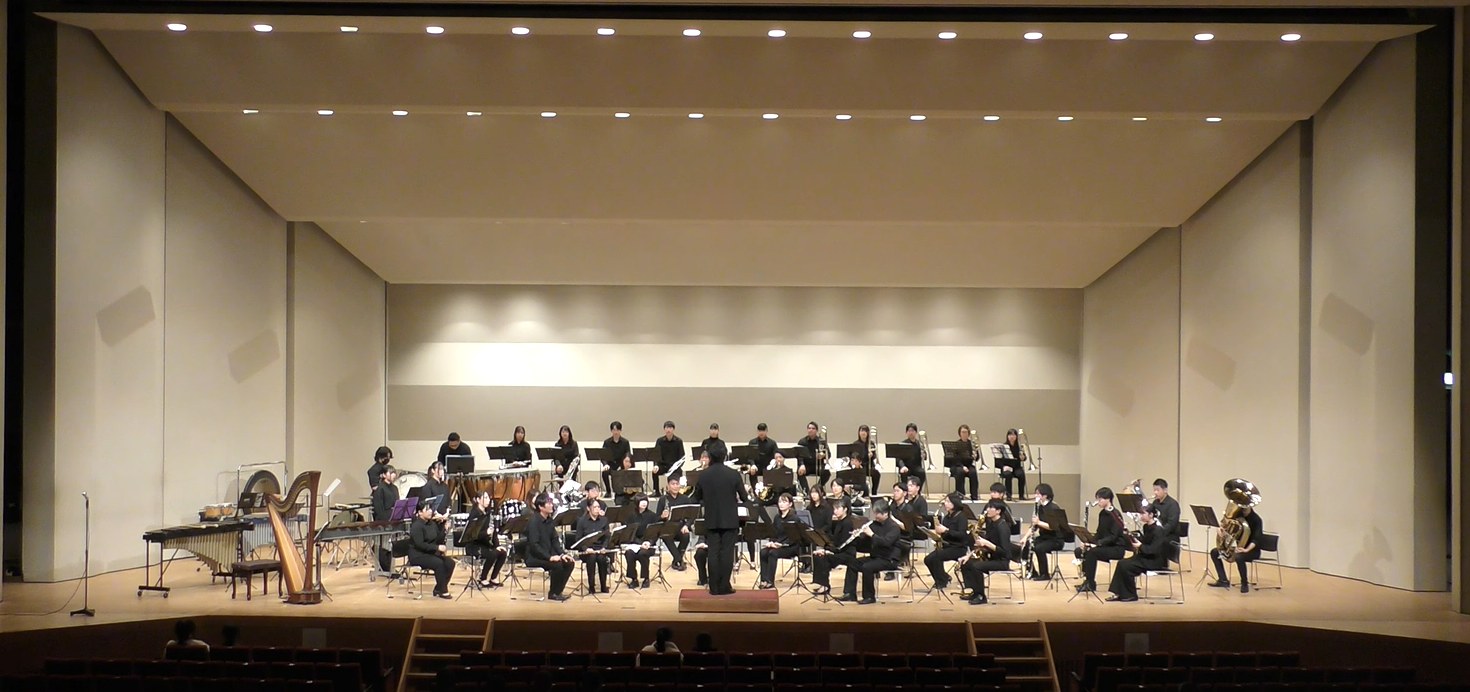 ホールのステージで演奏する飯能市吹奏楽団vivace